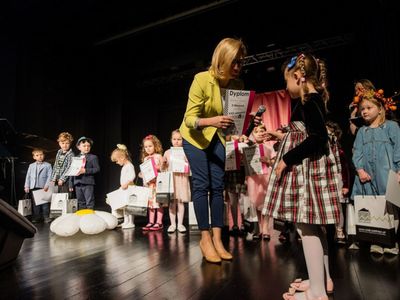 Alt="Zajęcie przedstawia ogłoszenie wyników konkursu. Zdjęcia pochodzą ze strony: https://mdk.lubliniec.pl/muzyczno-taneczny-zawrot-glowy-czyli-xxii-lubliniecka-wiosna-kulturalna-w-mdk/ , autor Daniel Dmitriew. "