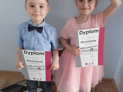 Alt="Zdjęcie przedstawia Wyróżnione rodzeństwo podczas XXII Lublinieckiej Wiosny Kulturalnej."