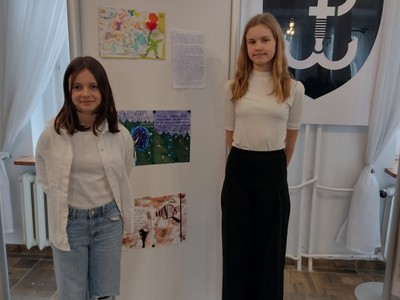 Alt="Zdjęcie przedstawia uczennice podczas Gali V Konkursu Plastyczno-Literackiego "Książka na dobry humor"."