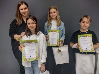 Alt="Zdjęcie przedstawia uczniów podczas Gali V Konkursu Plastyczno-Literackiego "Książka na dobry humor"."