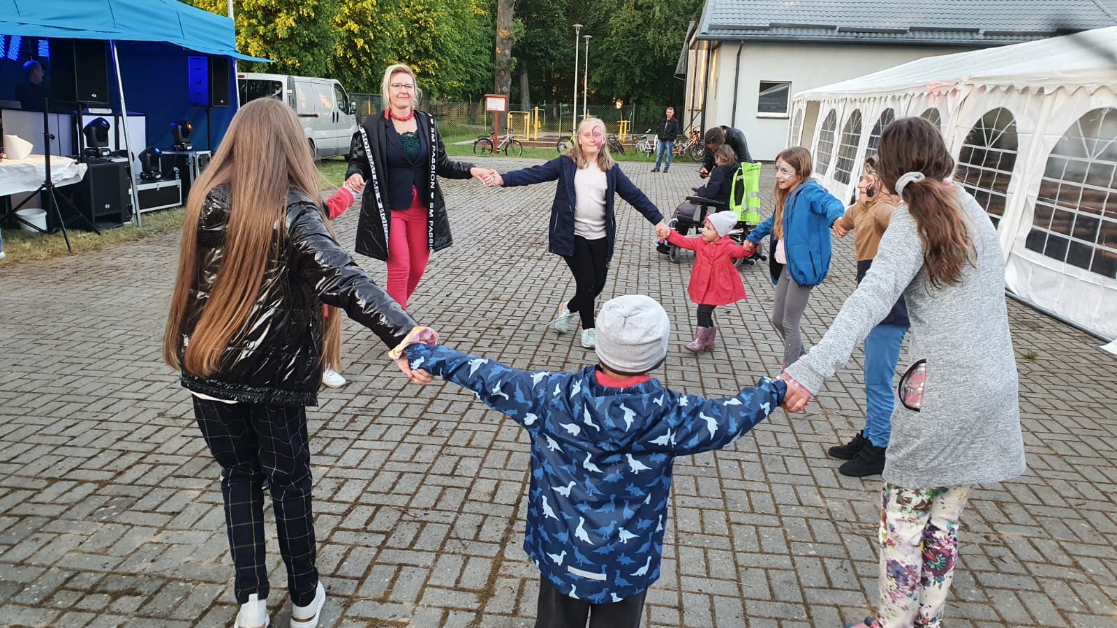 Alt="Zdjęcie przedstawia Festyn z okazji Dnia Dziecka oraz Dnia Matki w Sierakowie Śląskim."