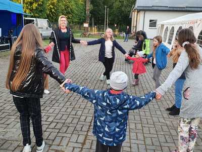 Alt="Zdjęcie przedstawia Festyn z okazji Dnia Dziecka oraz Dnia Matki w Sierakowie Śląskim."
