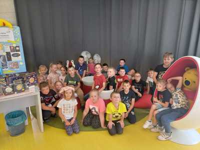 Alt="Zdjęcie przedstawia wycieczkę klas I-III z Ciasnej, do Lubiteki oraz PSP w Lublińcu."