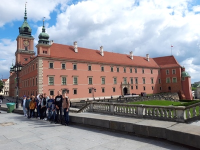 Alt="Wycieczka uczniów z Sierakowa Śląskiego do Warszawy."