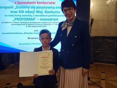 Alt="Zdjęcie przedstawia wyjazd uczniów z Sierakowa Śląskiego na konkurs w Urzędzie Wojewódzkim w Katowicach."
