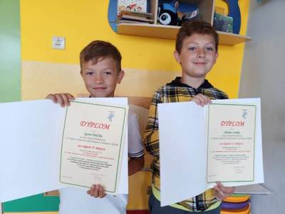 Alt="Zdjęcie przedstawia wyjazd uczniów z Sierakowa Śląskiego na konkurs w Urzędzie Wojewódzkim w Katowicach."