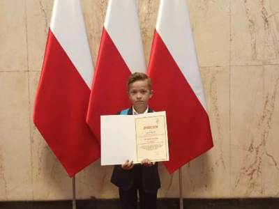 Alt="Zdjęcie przedstawia wyjazd uczniów z Sierakowa Śląskiego na konkurs w Urzędzie Wojewódzkim w Katowicach."