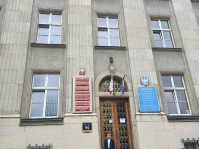 Alt="Zdjęcie przedstawia wyjazd uczniów z Sierakowa Śląskiego na konkurs w Urzędzie Wojewódzkim w Katowicach."