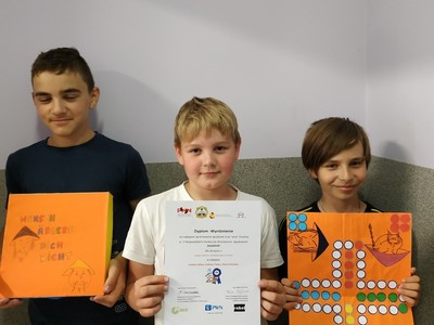 Alt="Zdjęcie przedstawia wyróżnionych uczniów z Ciasnej w konkursie Spielfabrik."