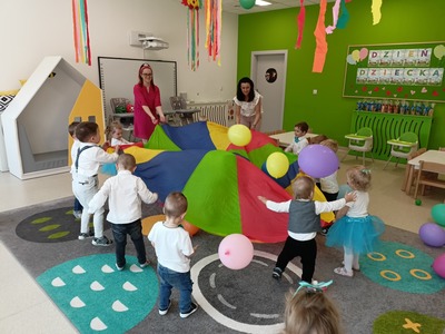 Alt="Zdjęcie przedstawia dzieci z Gminnego Klubu Malucha."