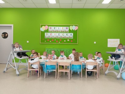 Alt="Zdjęcie przedstawia dzieci z Gminnego Klubu Malucha."
