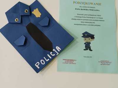 Alt="Zdjęcie przedstawia wizytę dzielnicowego w Klubie Malucha z okazji Dnia Policjanta."