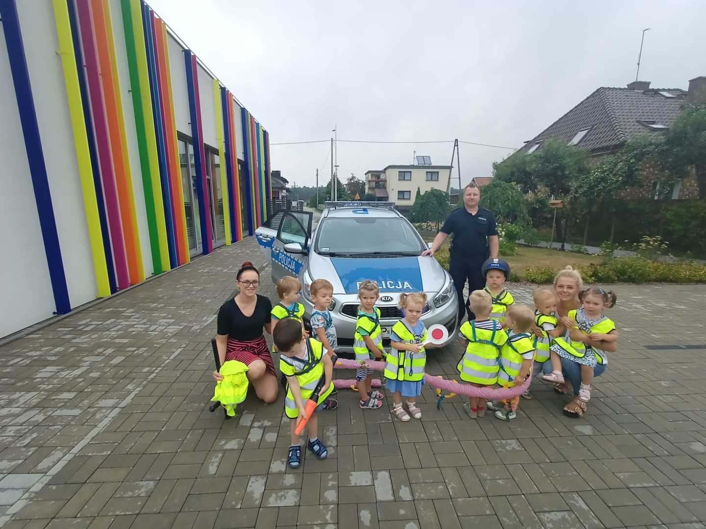 Alt="Zdjęcie przedstawia wizytę dzielnicowego w Klubie Malucha z okazji Dnia Policjanta."