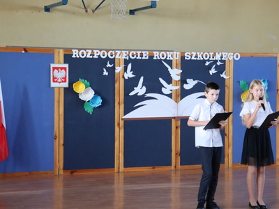 Alt=""Zdjęcie przedstawia rozpoczęcie roku szkolnego 2022/2023 w szkole podstawowej w Ciasnej."