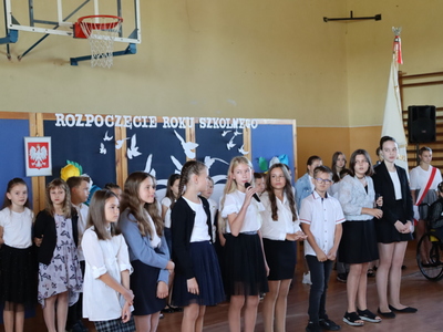 Alt=""Zdjęcie przedstawia rozpoczęcie roku szkolnego 2022/2023 w szkole podstawowej w Ciasnej."