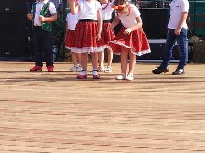Alt="Zdjęcie przedstawia występ przedszkolaków podczas Dożynek Sołeckich w Wędzinie."