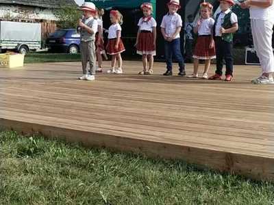 Alt="Zdjęcie przedstawia występ przedszkolaków podczas Dożynek Sołeckich w Wędzinie."