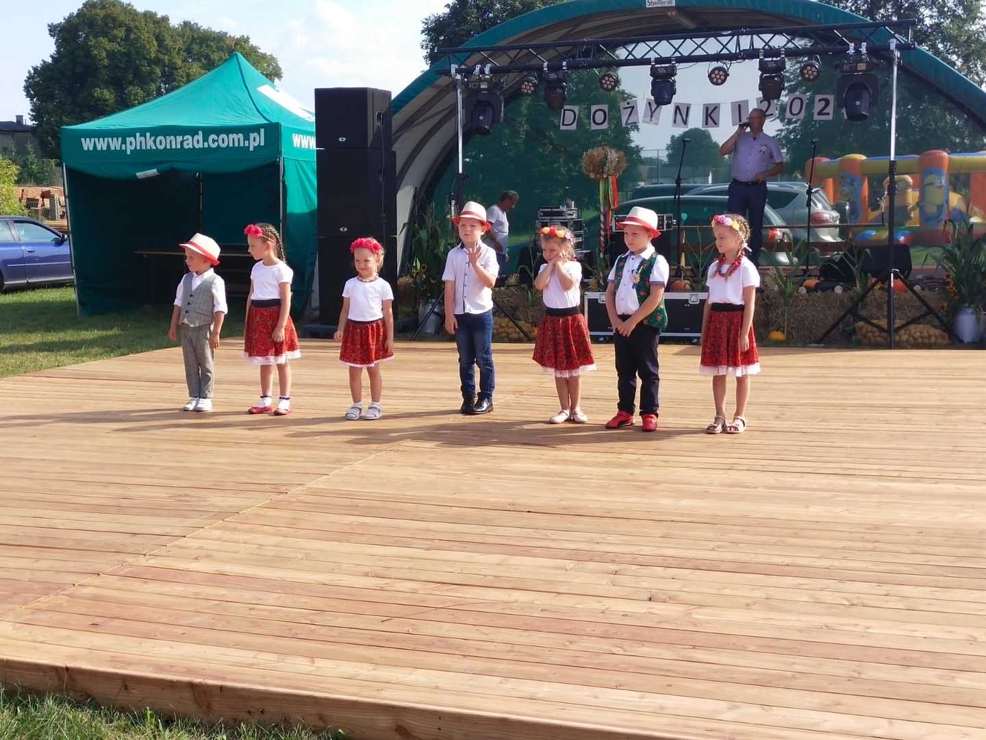 Alt="Zdjęcie przedstawia występ przedszkolaków podczas Dożynek Sołeckich w Wędzinie."