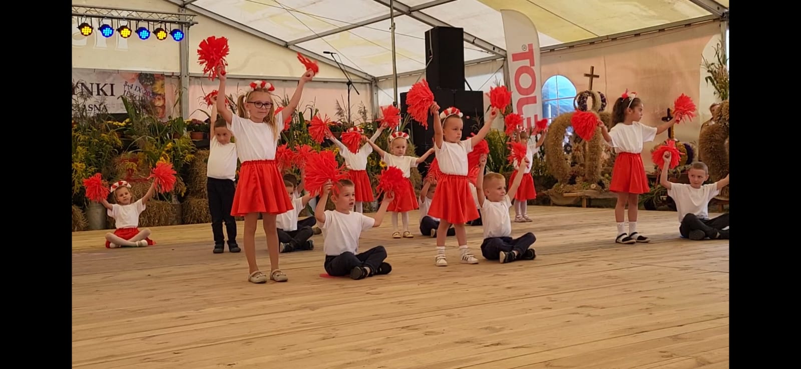 Alt="Zdjęcie przedstawia występy przedszkolaków na Gminnych Dożynkach w Jeżowej."