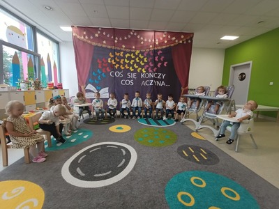 Alt="Zdjęcie przedstawia wydarzenia z Dziecięcego Klubu Malucha- pożegnanie 3-latków."