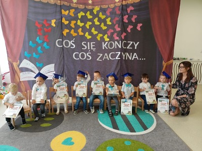 Alt="Zdjęcie przedstawia wydarzenia z Dziecięcego Klubu Malucha- pożegnanie 3-latków."