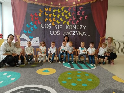 Alt="Zdjęcie przedstawia wydarzenia z Dziecięcego Klubu Malucha- pożegnanie 3-latków."