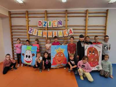 Alt="Zdjęcie przedstawia imprezę szkolną Dzień Ziemniaka w Szkole w Zborowskim."