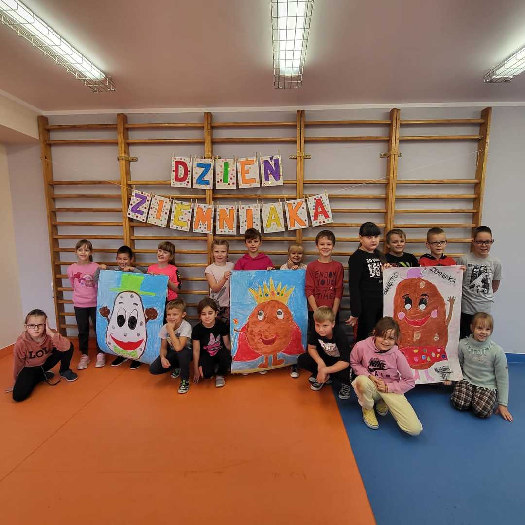Alt="Zdjęcie przedstawia imprezę szkolną Dzień Ziemniaka w Szkole w Zborowskim."