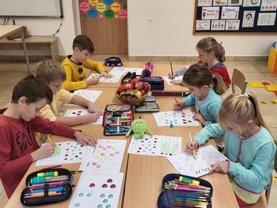Alt="Zdjęcie przedstawia Dzień Jabłka w szkole w Zborowskim."