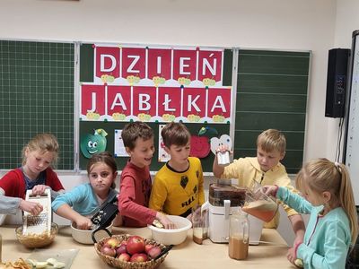 Alt="Zdjęcie przedstawia Dzień Jabłka w szkole w Zborowskim."