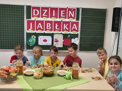 Alt="Zdjęcie przedstawia Dzień Jabłka w szkole w Zborowskim."