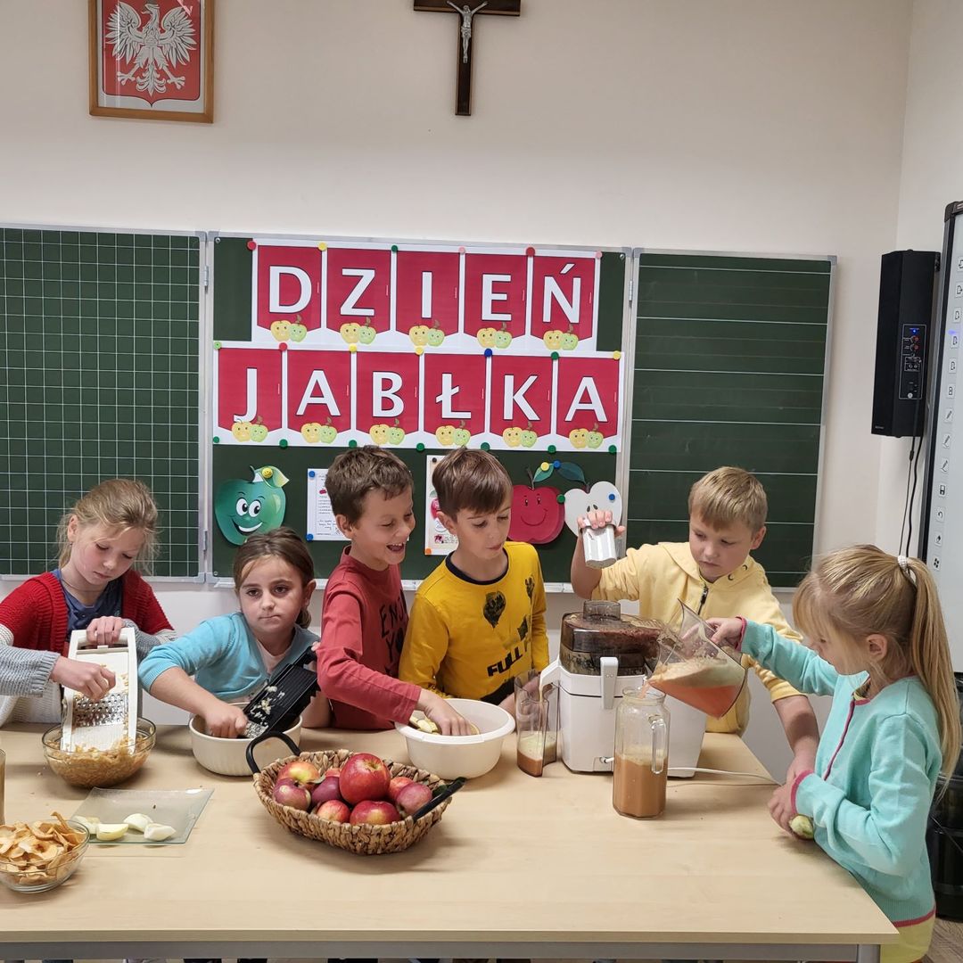 Alt="Zdjęcie przedstawia Dzień Jabłka w szkole w Zborowskim."