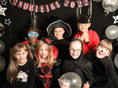 Alt="Zdjęcie przedstawia Andrzejki w szkole w Zborowskim."