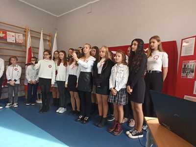 Alt="Zdjęcie przedstawia obchody Dnia Niepodległości w szkole w Zborowskim."