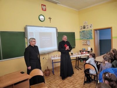 Alt="Zdjęcie przedstawia spotkanie Koła Misyjnego oraz wyniki konkursu na Najpiękniejszy Różaniec 2022 w szkole w Ciasnej.”