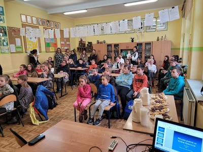 Alt="Zdjęcie przedstawia spotkanie Koła Misyjnego oraz wyniki konkursu na Najpiękniejszy Różaniec 2022 w szkole w Ciasnej.”