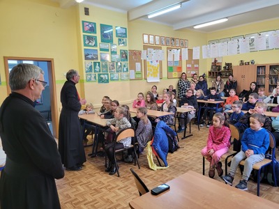 Alt="Zdjęcie przedstawia spotkanie Koła Misyjnego oraz wyniki konkursu na Najpiękniejszy Różaniec 2022 w szkole w Ciasnej.”