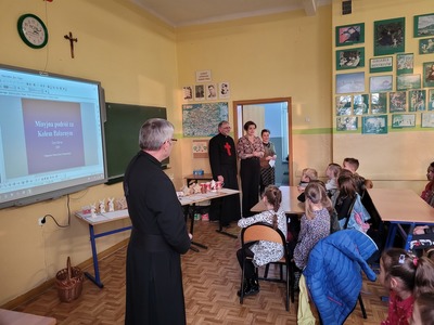 Alt="Zdjęcie przedstawia spotkanie Koła Misyjnego oraz wyniki konkursu na Najpiękniejszy Różaniec 2022 w szkole w Ciasnej.”