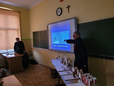 Alt="Zdjęcie przedstawia spotkanie Koła Misyjnego oraz wyniki konkursu na Najpiękniejszy Różaniec 2022 w szkole w Ciasnej.”