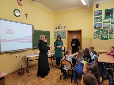 Alt="Zdjęcie przedstawia spotkanie Koła Misyjnego oraz wyniki konkursu na Najpiękniejszy Różaniec 2022 w szkole w Ciasnej.”