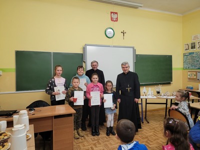 Alt="Zdjęcie przedstawia spotkanie Koła Misyjnego oraz wyniki konkursu na Najpiękniejszy Różaniec 2022 w szkole w Ciasnej.”