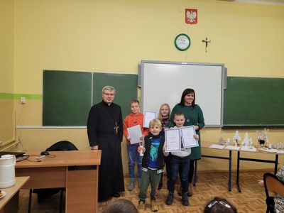Alt="Zdjęcie przedstawia spotkanie Koła Misyjnego oraz wyniki konkursu na Najpiękniejszy Różaniec 2022 w szkole w Ciasnej.”