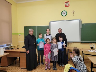 Alt="Zdjęcie przedstawia spotkanie Koła Misyjnego oraz wyniki konkursu na Najpiękniejszy Różaniec 2022 w szkole w Ciasnej.”