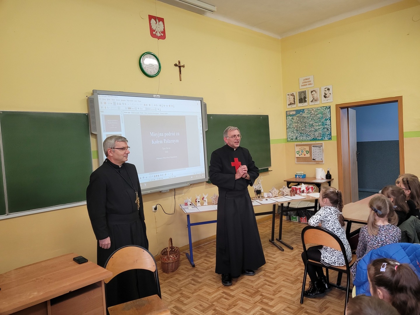 Alt="Zdjęcie przedstawia spotkanie Koła Misyjnego oraz wyniki konkursu na Najpiękniejszy Różaniec 2022 w szkole w Ciasnej.”