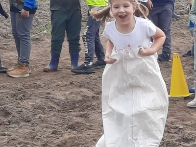 Alt="Zdjęcie przedstawia Dzień Pieczonego Ziemniaka w szkole w Molnej."
