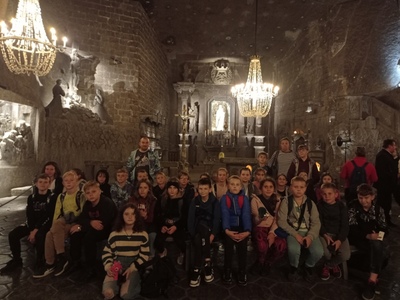 Alt="Zdjęcie przedstawia wycieczkę do Wieliczki i Krakowa uczniów szkoły w Ciasnej."
