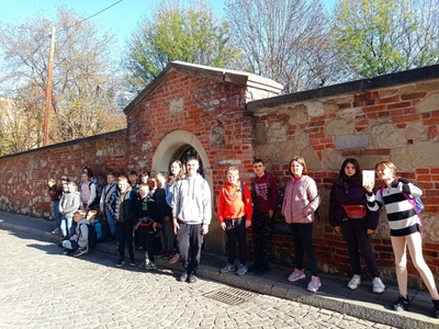 Alt="Zdjęcie przedstawia wycieczkę do Wieliczki i Krakowa uczniów szkoły w Ciasnej."