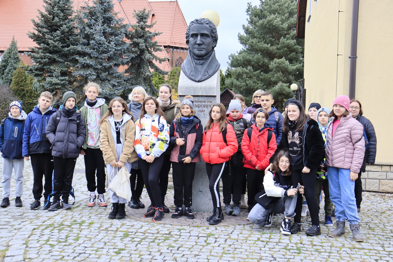 Alt="Zdjęcie przedstawia wycieczkę edukacyjną do Łubowic uczniów SP w Ciasnej."