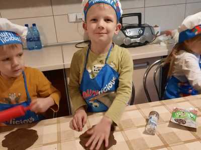 Alt="Zdjęcie przedstawia pieczenie pierników przez przedszkolaki w Wędzinie."