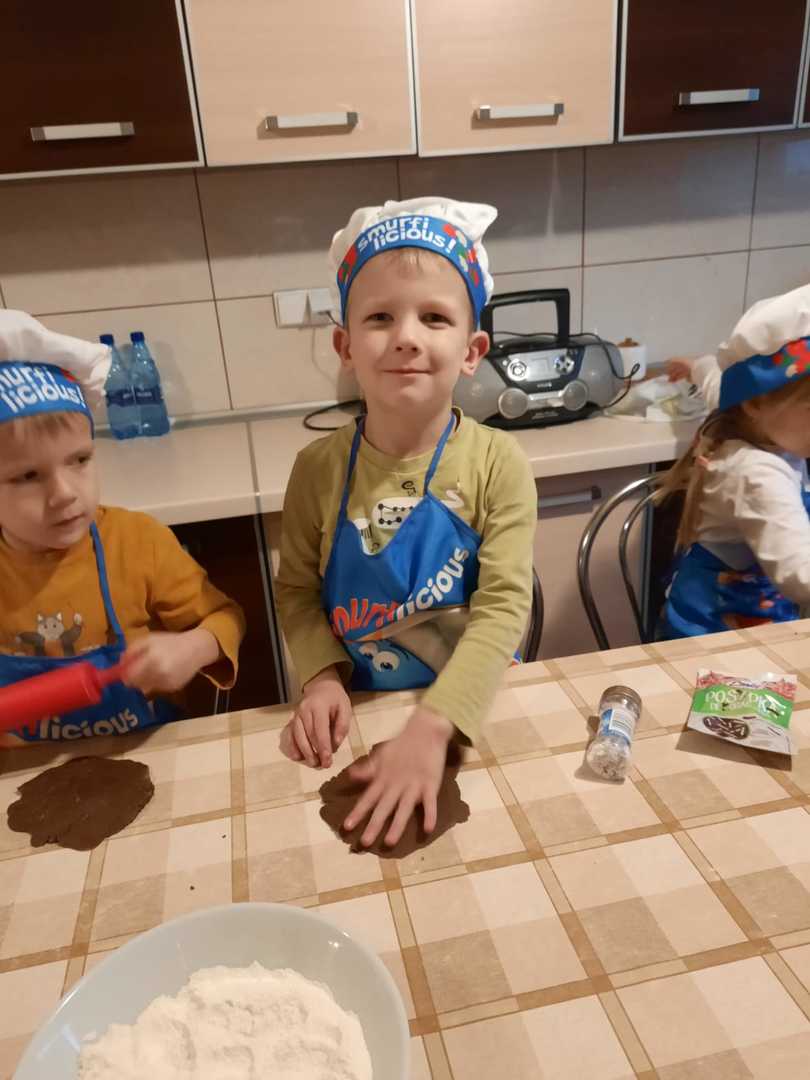 Alt="Zdjęcie przedstawia pieczenie pierników przez przedszkolaki w Wędzinie."